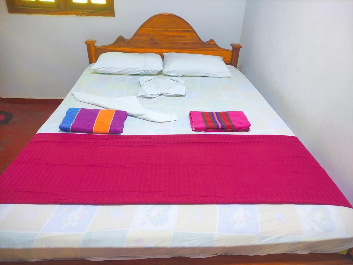 Deer Garden Guest Hotel โปลอนนารูวา ภายนอก รูปภาพ