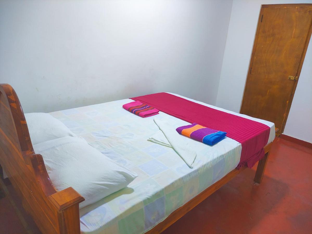 Deer Garden Guest Hotel โปลอนนารูวา ภายนอก รูปภาพ
