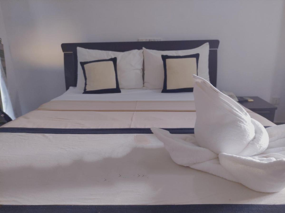 Deer Garden Guest Hotel โปลอนนารูวา ภายนอก รูปภาพ
