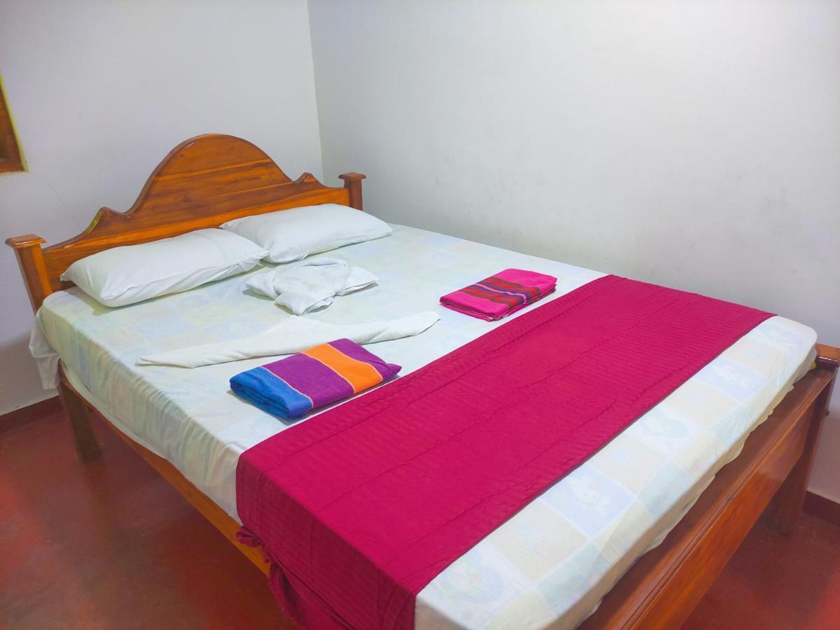 Deer Garden Guest Hotel โปลอนนารูวา ภายนอก รูปภาพ