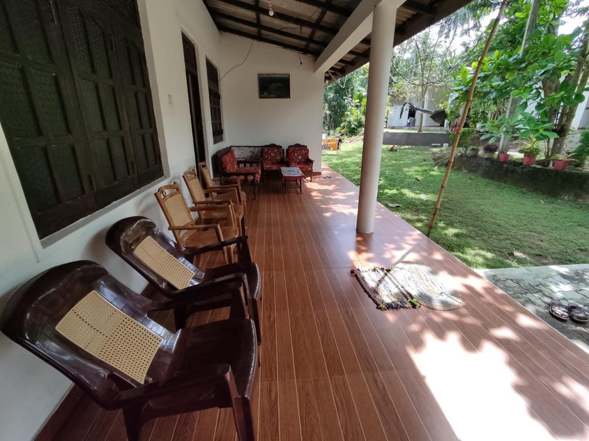 Deer Garden Guest Hotel โปลอนนารูวา ภายนอก รูปภาพ