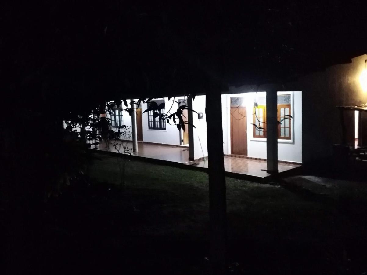 Deer Garden Guest Hotel โปลอนนารูวา ภายนอก รูปภาพ