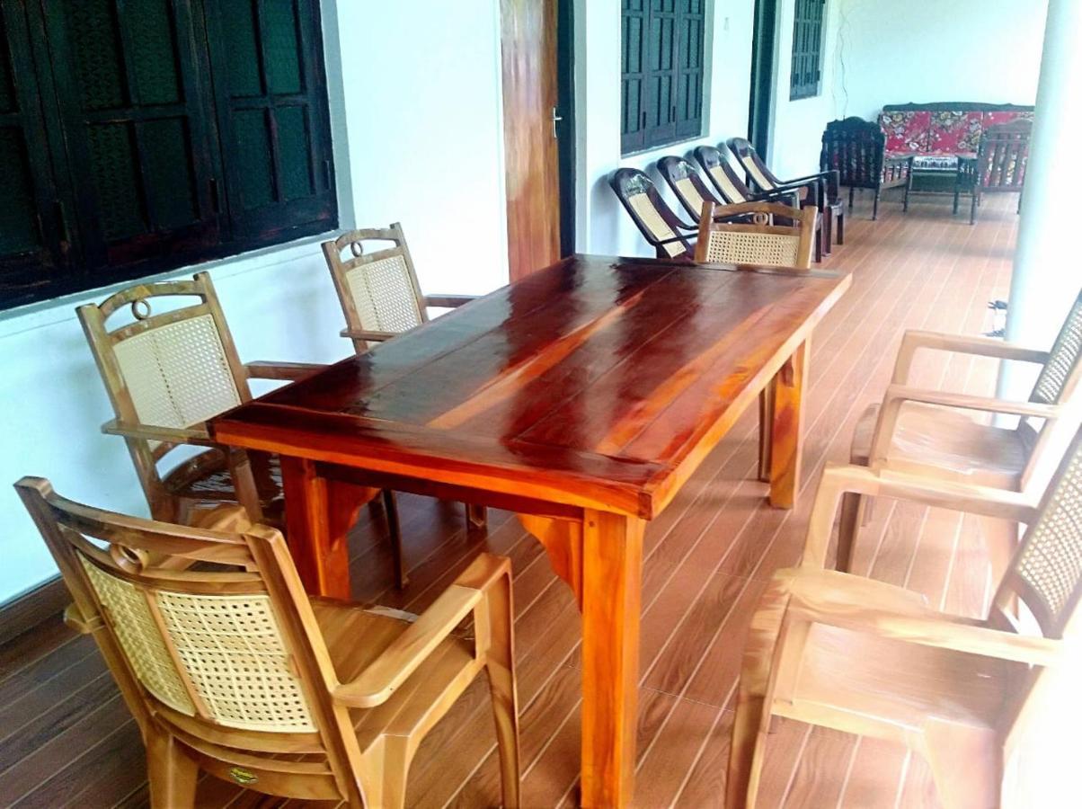 Deer Garden Guest Hotel โปลอนนารูวา ภายนอก รูปภาพ