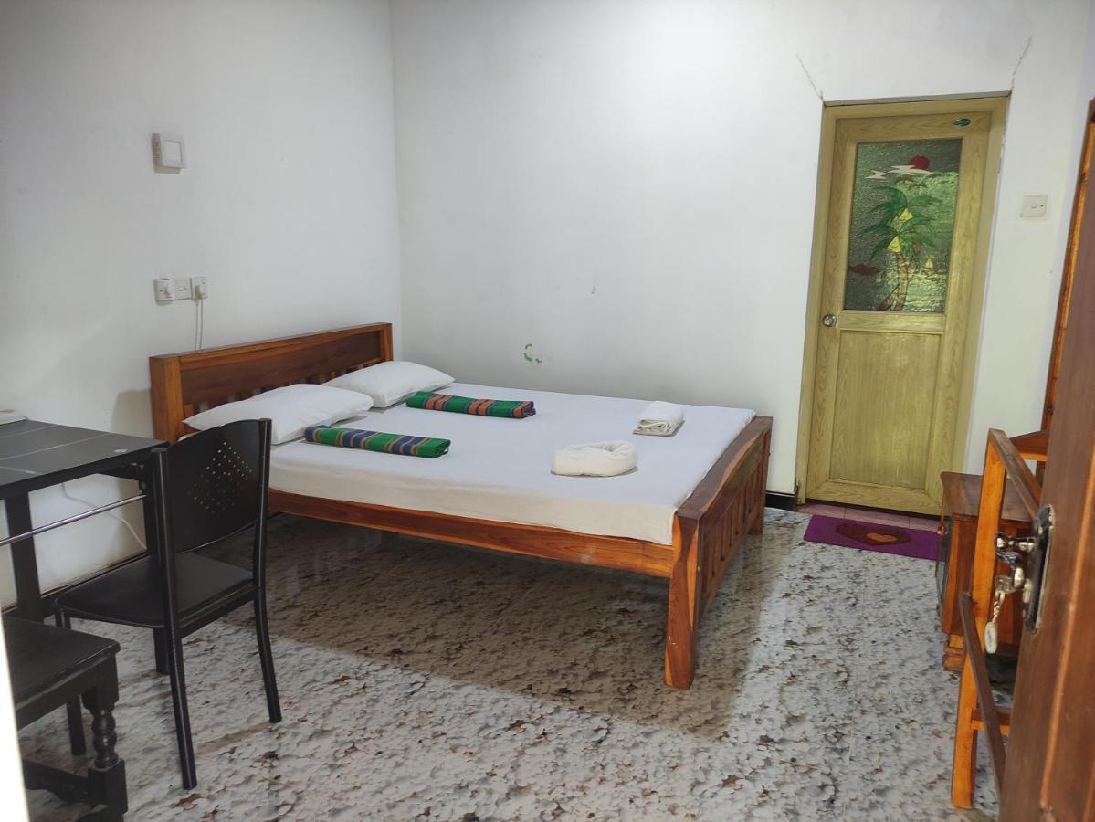 Deer Garden Guest Hotel โปลอนนารูวา ภายนอก รูปภาพ