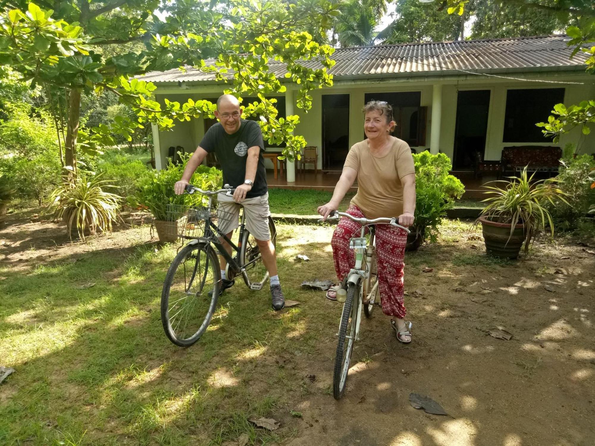 Deer Garden Guest Hotel โปลอนนารูวา ภายนอก รูปภาพ