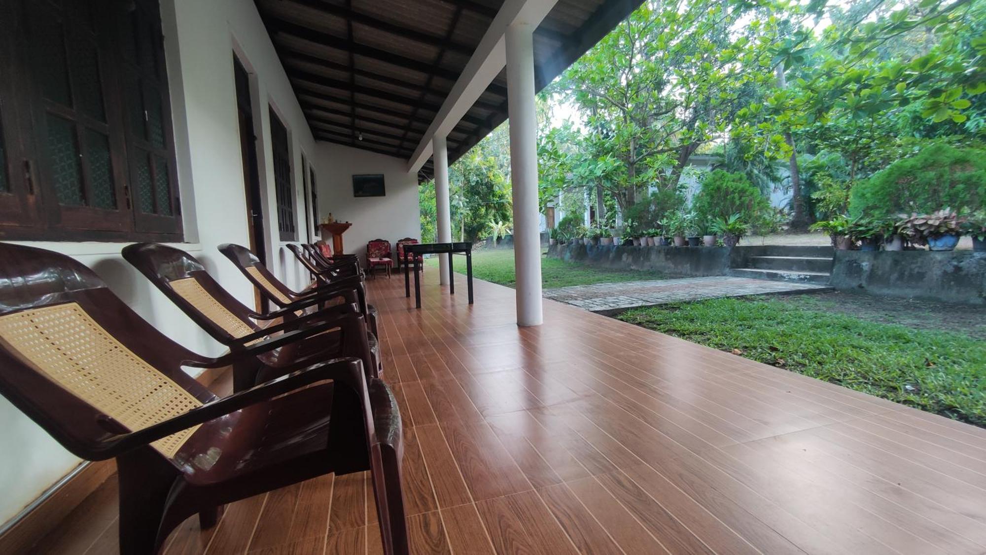 Deer Garden Guest Hotel โปลอนนารูวา ภายนอก รูปภาพ