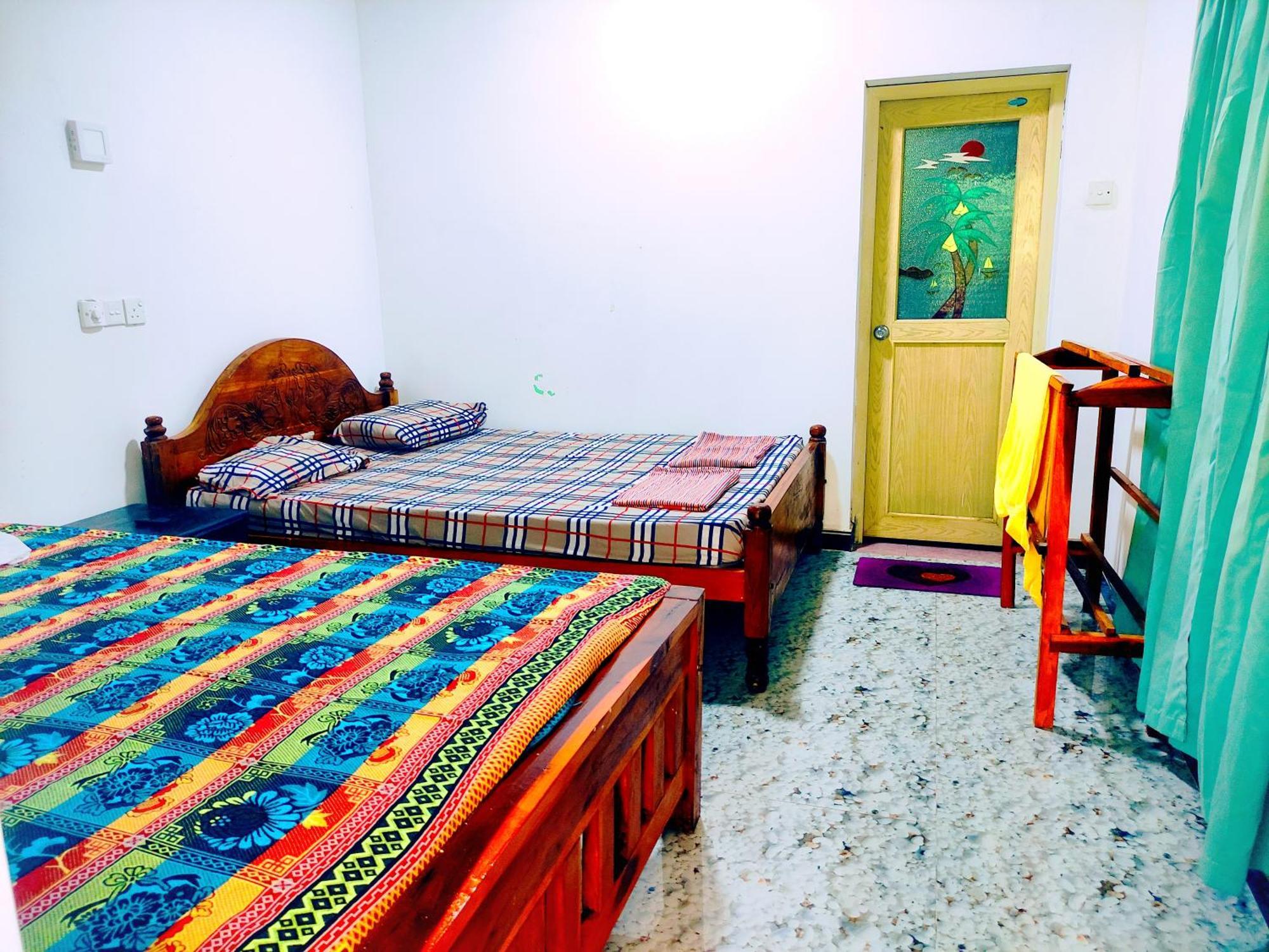 Deer Garden Guest Hotel โปลอนนารูวา ภายนอก รูปภาพ