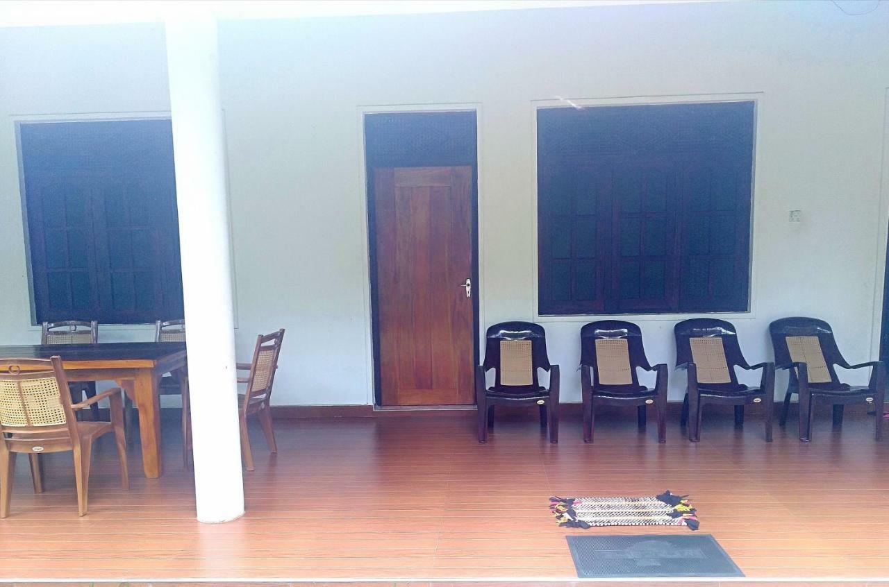 Deer Garden Guest Hotel โปลอนนารูวา ภายนอก รูปภาพ